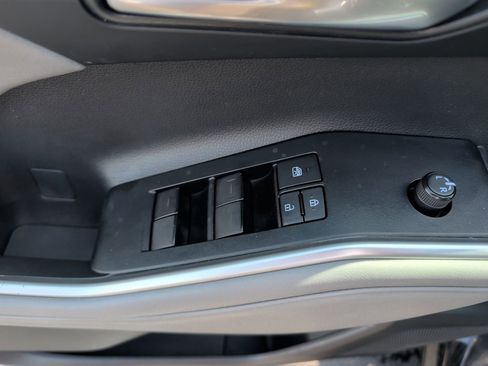 Used 2021 Toyota Highlander XLE AWD/4WD image 16