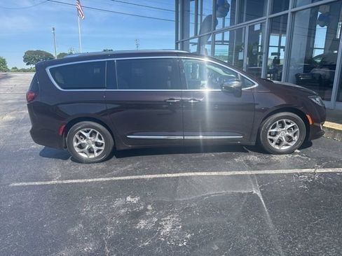 Used 2017 Chrysler Pacifica Limited w/ UConnect Theater Package FWD image 8