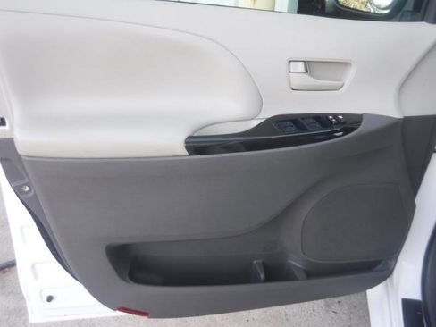 Used 2012 Toyota Sienna LE image 40