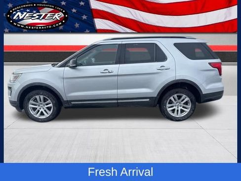 Used 2018 Ford Explorer XLT image 1