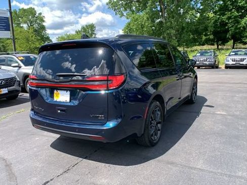 Used 2023 Chrysler Pacifica Limited w/ Uconnect Theater Family Group AWD/4WD image 5