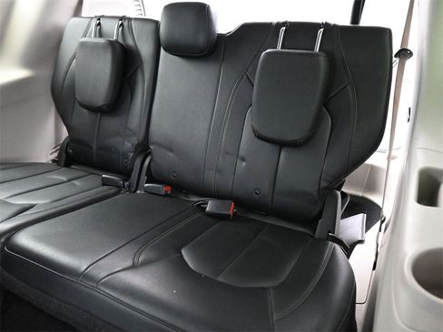 Used 2017 Chrysler Pacifica Touring-L image 14