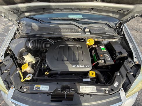 Used 2015 Chrysler Town & Country Touring FWD image 17