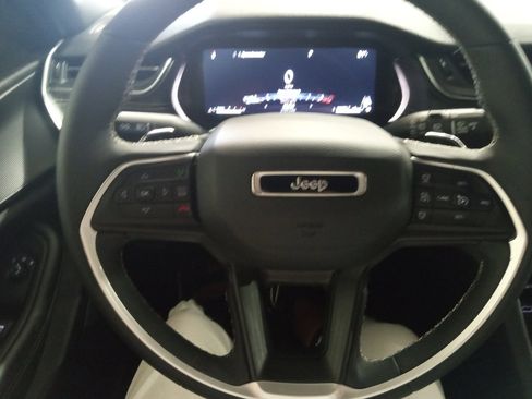 Used 2024 Jeep Grand Cherokee Altitude image 17