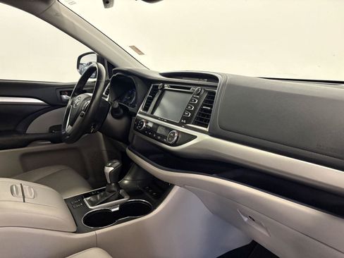 Used 2017 Toyota Highlander XLE AWD/4WD image 42