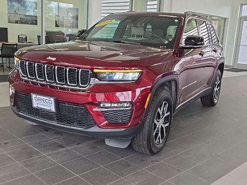 Used 2025 Jeep Grand Cherokee Limited w/ Luxury Tech Group II AWD/4WD image 5