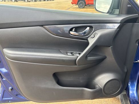 Used 2017 Nissan Rogue S image 5