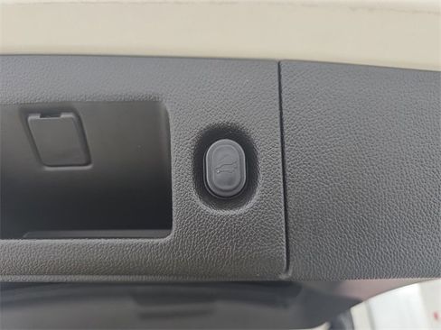 Used 2015 Cadillac Escalade Premium image 36