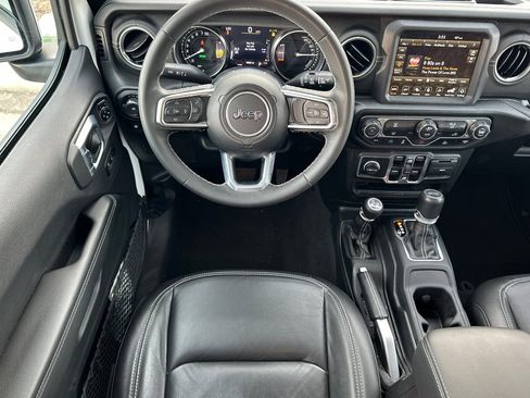 Used 2023 Jeep Wrangler Unlimited Sahara image 16