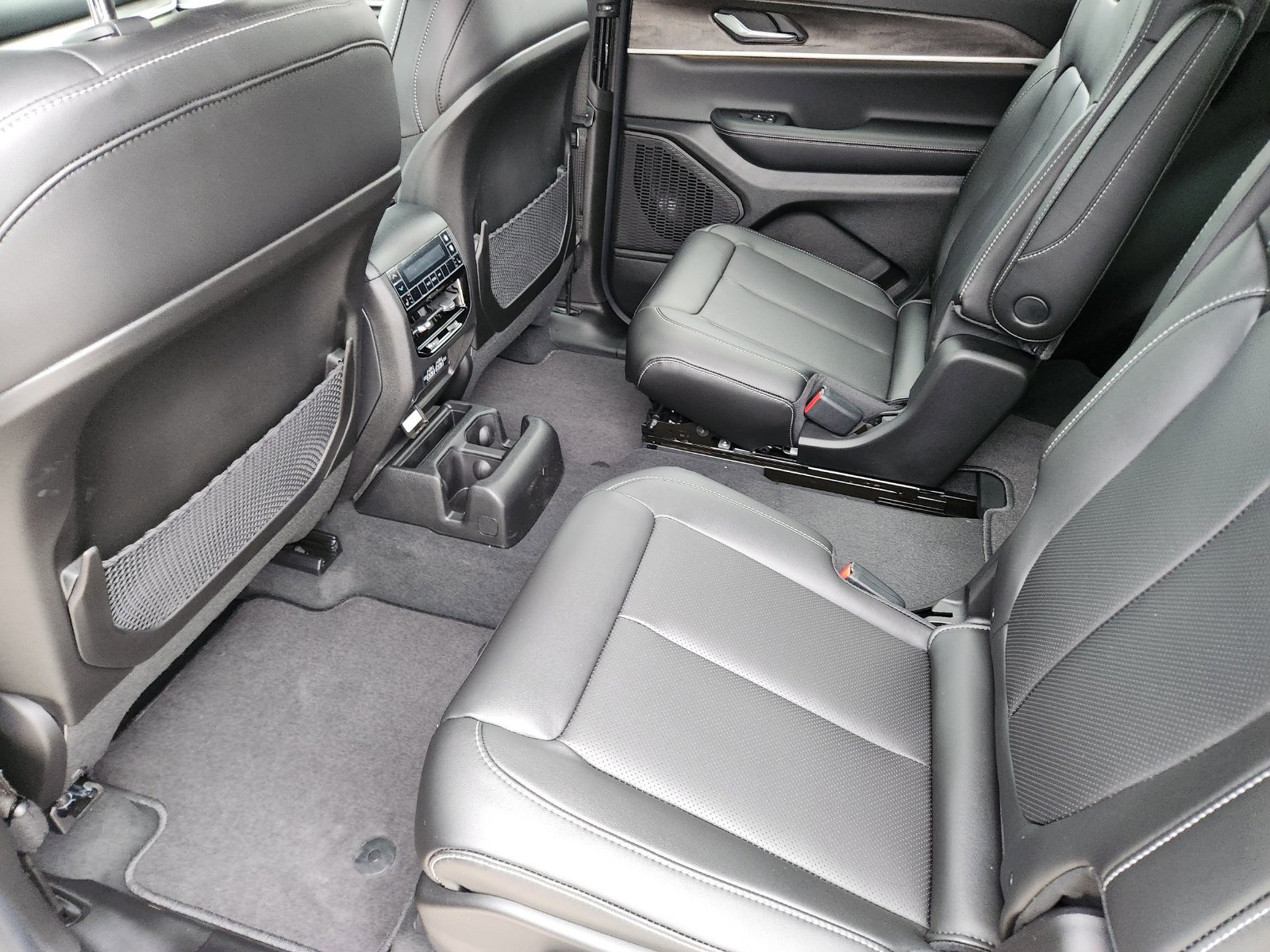 New 2025 Jeep Grand Cherokee L Limited w/ Luxury Tech Group II RWD image 25
