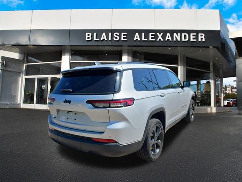 Used 2023 Jeep Grand Cherokee L Altitude AWD/4WD image 3