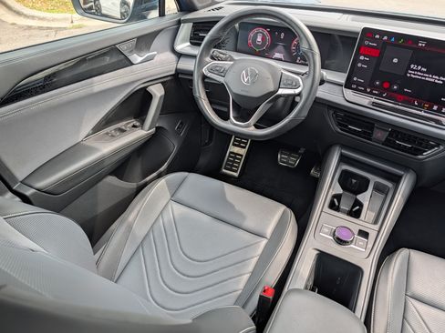 Certified 2025 Volkswagen Tiguan SE R-Line AWD/4WD image 9