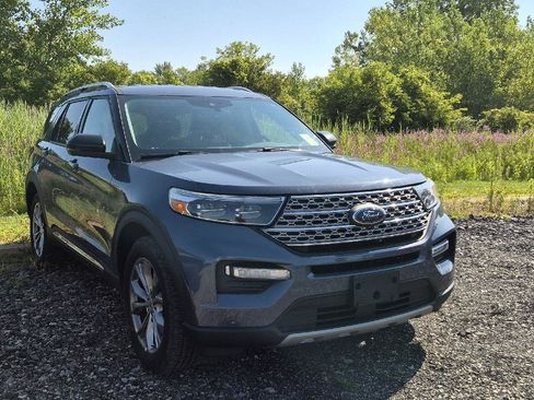 Used 2021 Ford Explorer Limited w/ Equipment Group 301A AWD/4WD image 2