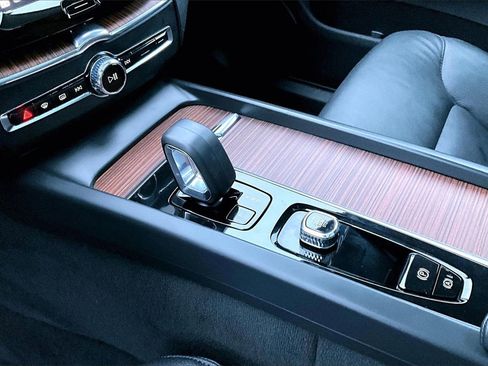 Used 2024 Volvo XC60 B5 Plus w/ Protection Package Premier image 18