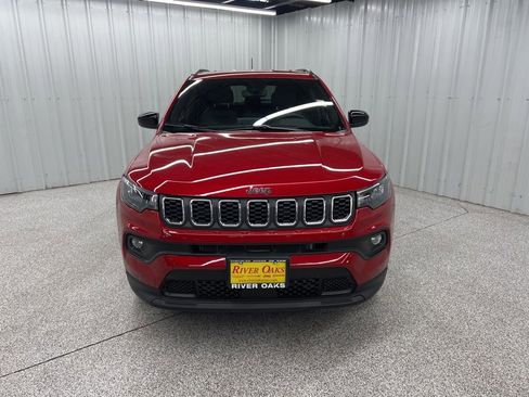 Used 2025 Jeep Compass Latitude image 2