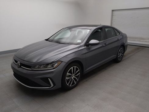 Used 2025 Volkswagen Jetta SE image 2