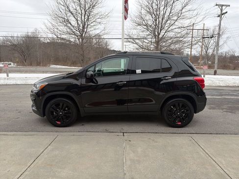 Used 2018 Chevrolet Trax LT w/ Sun & Sound Package image 4