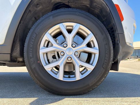 Used 2022 Jeep Grand Cherokee L Limited w/ Luxury Tech Group II image 11