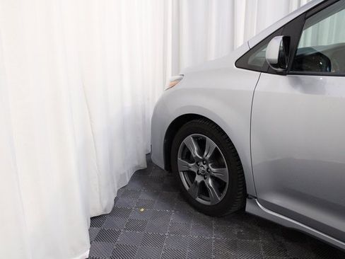 Used 2018 Toyota Sienna SE image 19