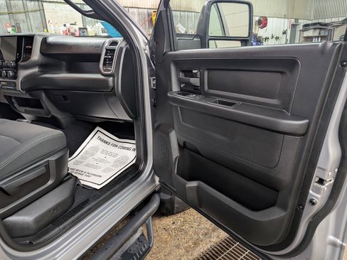 Used 2024 RAM 2500 Tradesman w/ Chrome Appearance Group AWD/4WD image 4