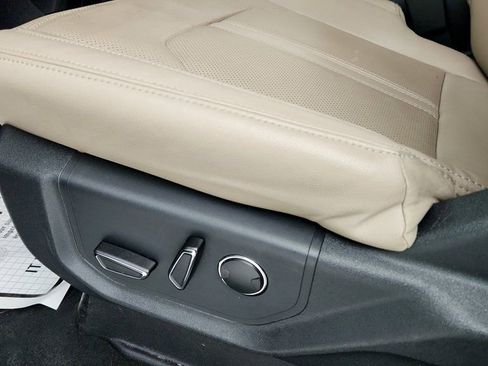 Used 2024 Ford Expedition Limited image 11