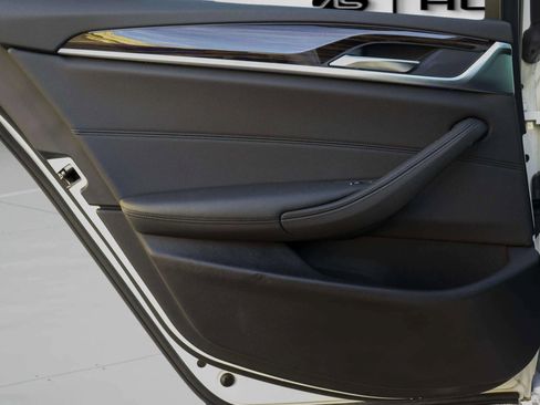 Used 2019 BMW 530e image 25