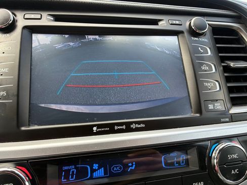 Used 2019 Toyota Highlander XLE AWD/4WD image 12