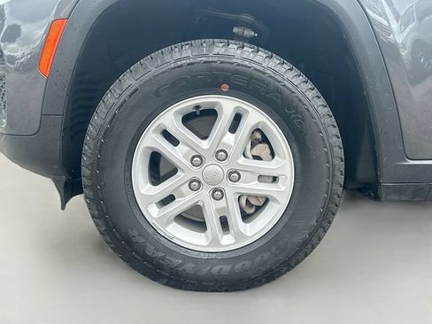 Used 2023 Jeep Grand Cherokee Laredo AWD/4WD image 29