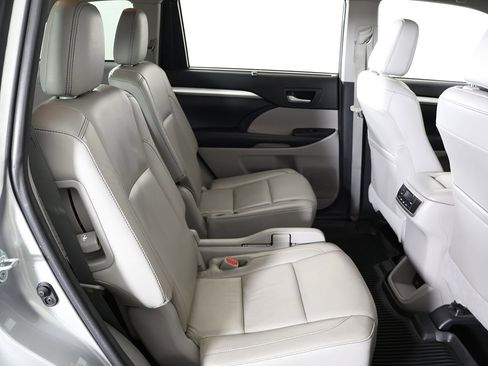 Used 2017 Toyota Highlander XLE image 38