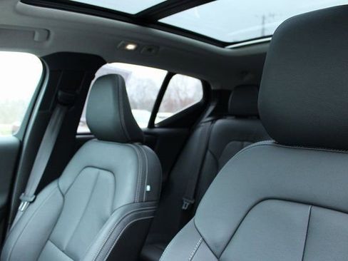 Used 2025 Volvo XC40 B5 Plus image 15