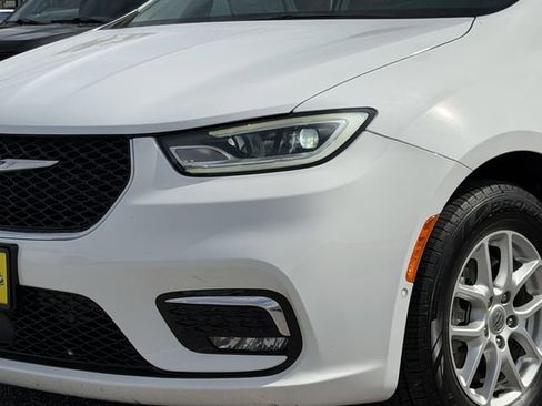 Used 2022 Chrysler Pacifica Touring-L w/ Uconnect Theater Family Group image 6