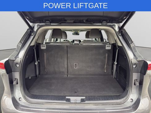 Used 2021 Toyota Highlander XLE AWD/4WD image 8