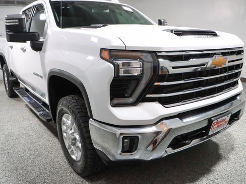 Used 2024 Chevrolet Silverado 2500 LTZ AWD/4WD image 5