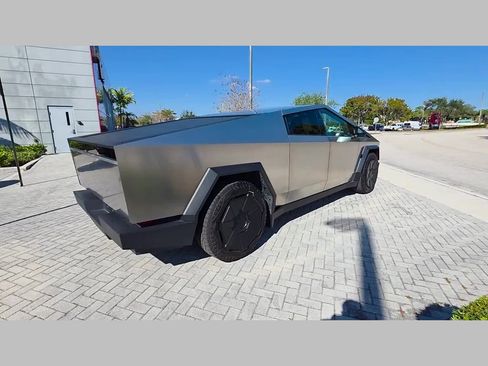 Used 2024 Tesla Cybertruck AWD Crew Cab image 34