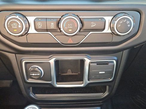 Used 2019 Jeep Wrangler Sport AWD/4WD image 18