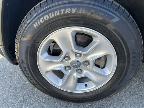 Used 2016 Jeep Grand Cherokee Laredo w/ Quick Order Package 23E AWD/4WD image 7