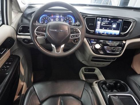 Used 2023 Chrysler Pacifica Touring-L FWD image 12