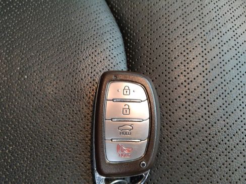 Used 2017 Hyundai Elantra Limited w/ Limited Tech Package 04 image 32