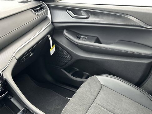 New 2025 Jeep Grand Cherokee L Altitude image 18