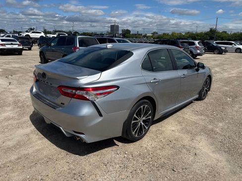 Used 2020 Toyota Camry SE w/ Convenience Package FWD image 3