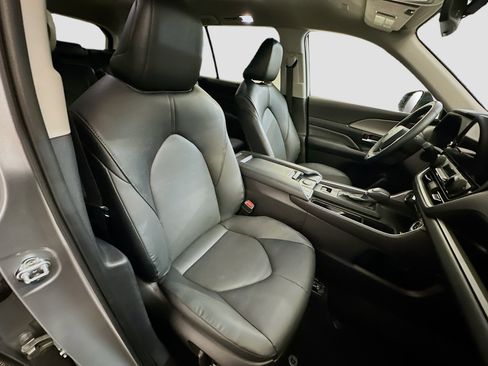 Used 2025 Toyota Grand Highlander XLE image 34