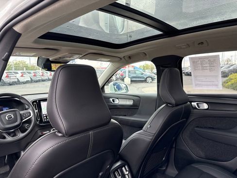 Certified 2025 Volvo XC40 B5 Core AWD/4WD image 28
