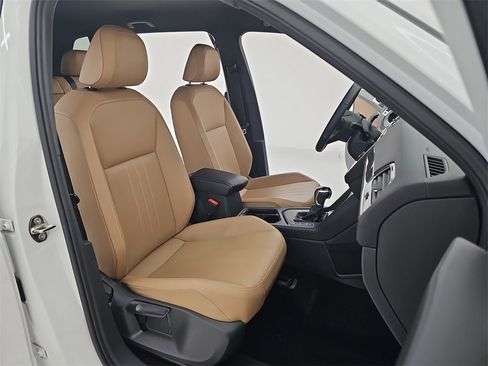 Used 2022 Volkswagen Tiguan SE R-Line image 12