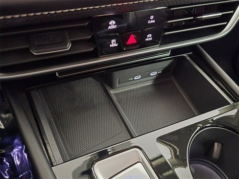 Used 2024 Volkswagen Atlas SE image 32