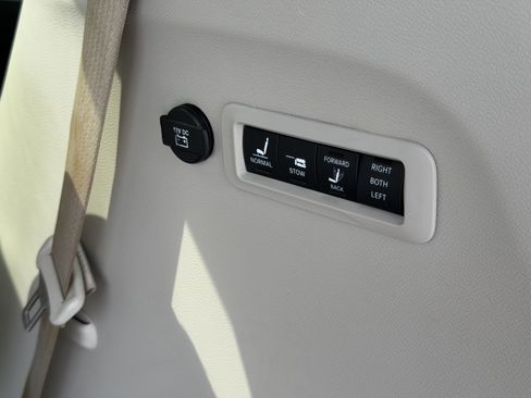 Used 2019 Chrysler Pacifica Limited w/ Advanced Safetytec Group FWD image 35