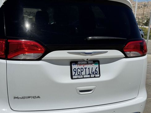 Used 2018 Chrysler Pacifica Touring-L Plus FWD image 11