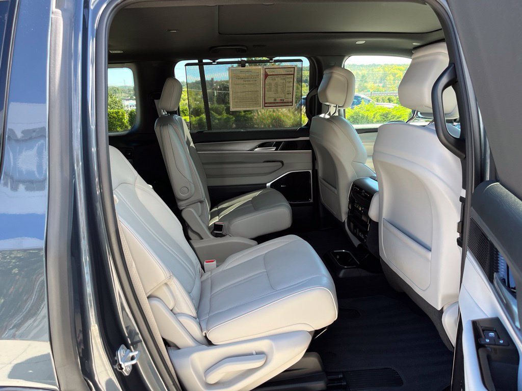Used 2025 Jeep Wagoneer Series III w/ Premium Group I AWD/4WD image 24