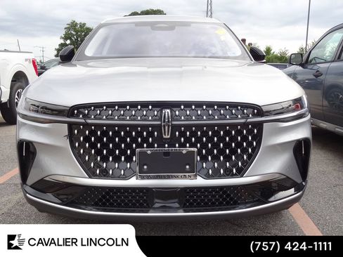 Used 2026 Lincoln Nautilus Premier AWD/4WD image 3