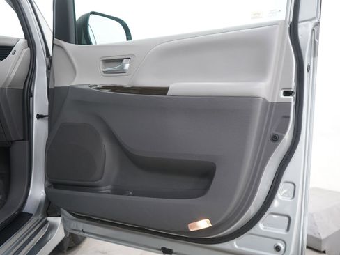 Used 2020 Toyota Sienna XLE image 9