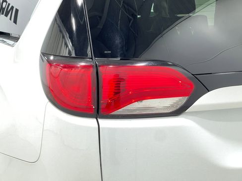 Used 2018 Chrysler Pacifica Limited image 37